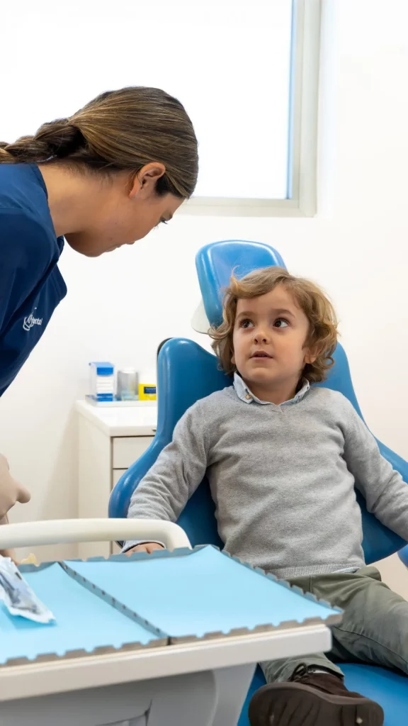 Odontopediatra atendiendo a un niño en KP Dental