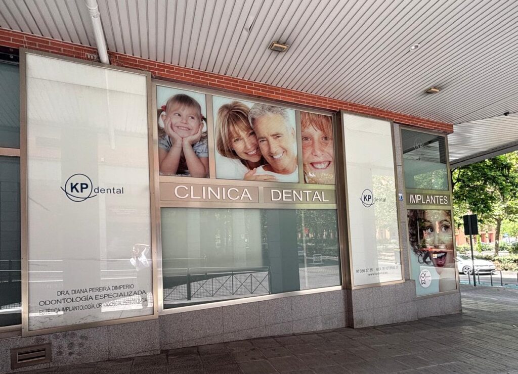 Entrada clínicas kp dental en avenida Asturias y Moratalaz en Madrid